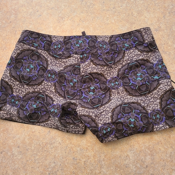 Patagonia Floral/Geometric Shorts in Size 6 - Picture 9 of 9